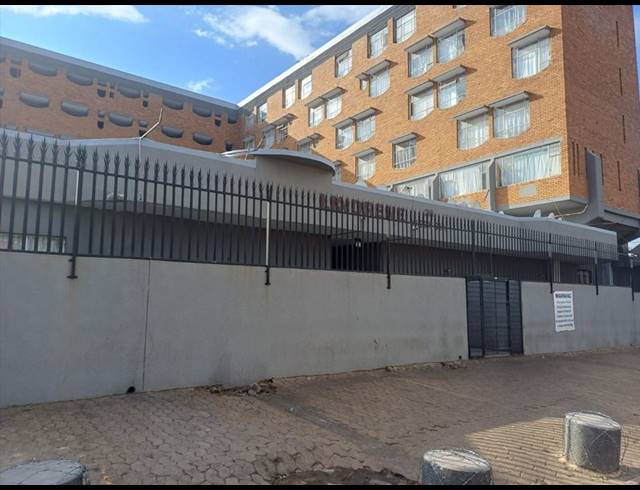 1 BEDROOM APARTMENT FOR SALE IN KEMPTON PARK CENTRAL